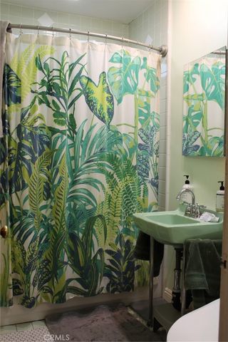 7535 Vanalden, Reseda, CA 91335