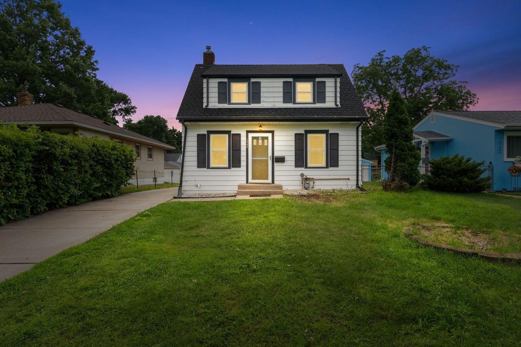 1566 Grotto Street N, Saint Paul, MN 55117