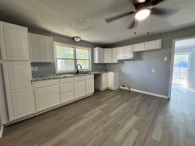 700 HARBERT DR, Savannah, TN 38372