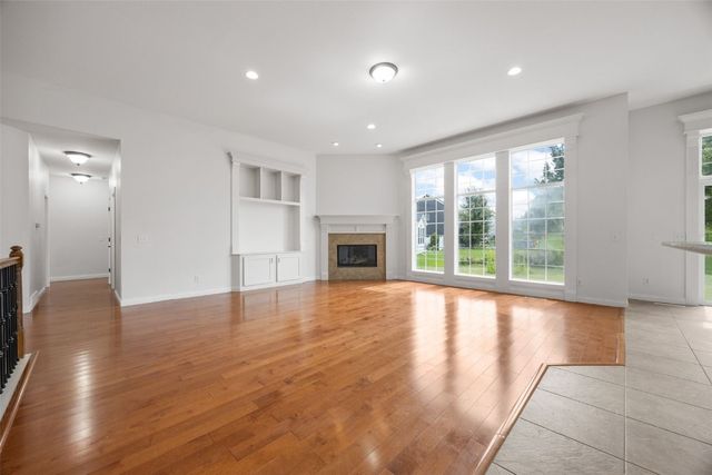 201 Teakwood Lane, Cedar Rapids, IA 52402