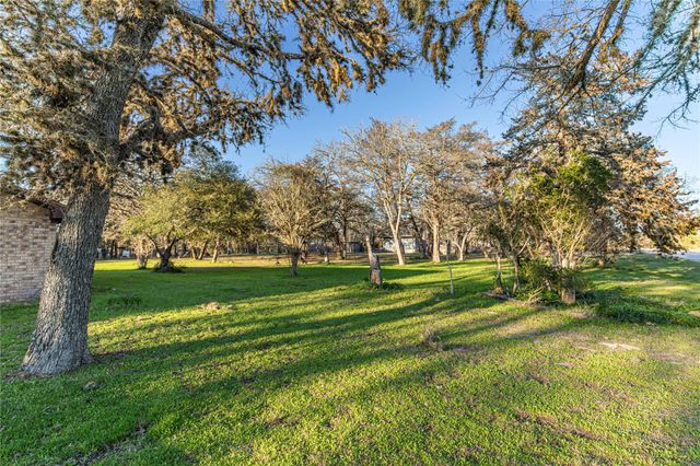 125 Forrest Lane, Brenham, TX 77833