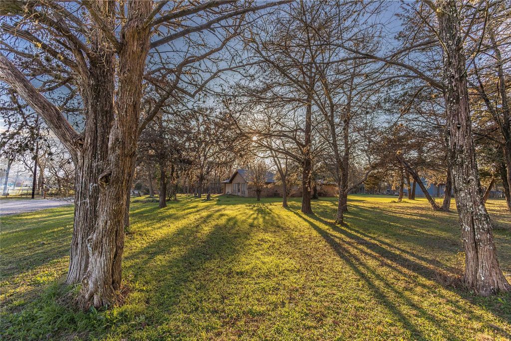 125 Forrest Lane, Brenham, TX 77833