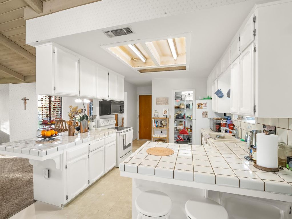 Image 15 of property listing at 14295 E Nees Avenue, Clovis, CA 93619