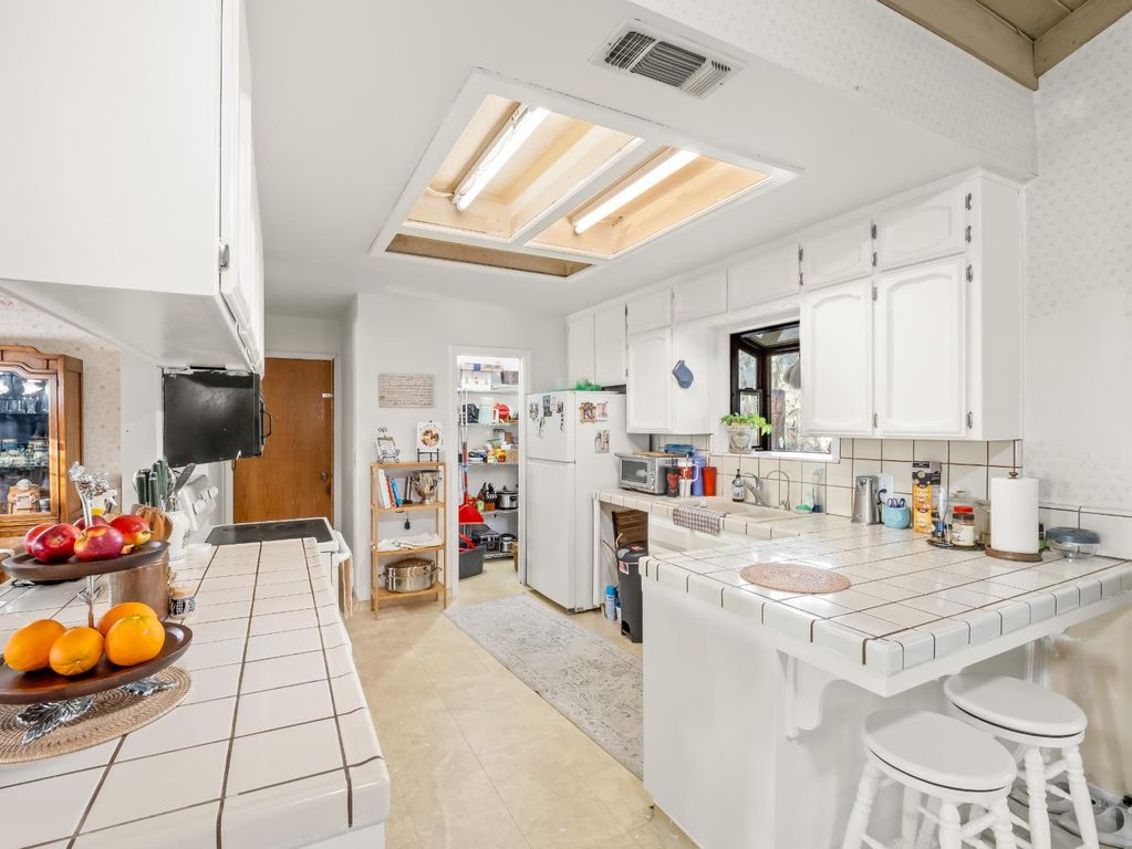 Image 16 of property listing at 14295 E Nees Avenue, Clovis, CA 93619