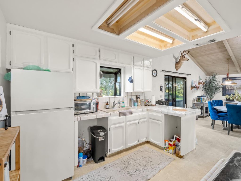 Image 18 of property listing at 14295 E Nees Avenue, Clovis, CA 93619