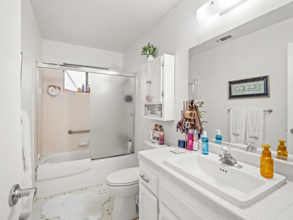 Image 21 of property listing at 14295 E Nees Avenue, Clovis, CA 93619