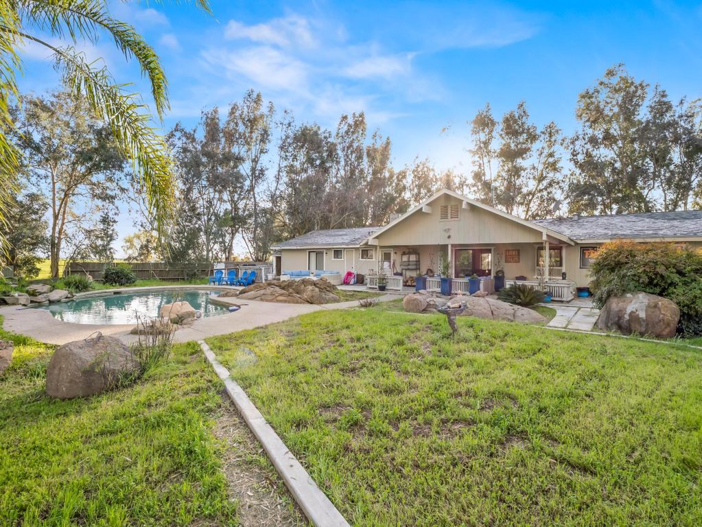 Image 29 of property listing at 14295 E Nees Avenue, Clovis, CA 93619