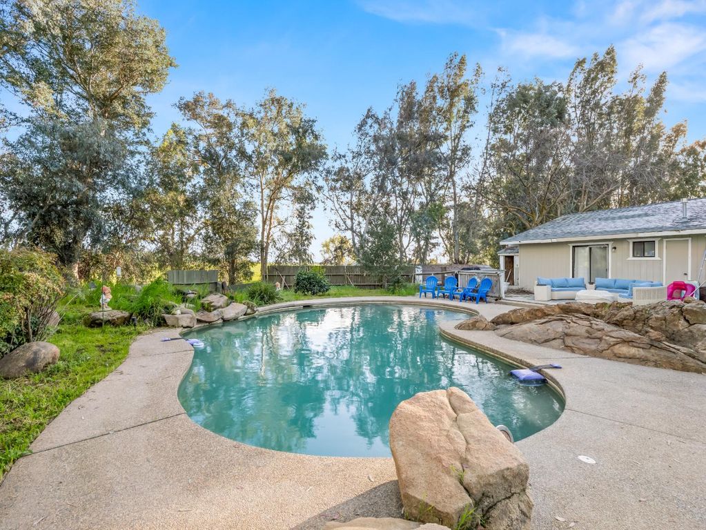 Image 33 of property listing at 14295 E Nees Avenue, Clovis, CA 93619