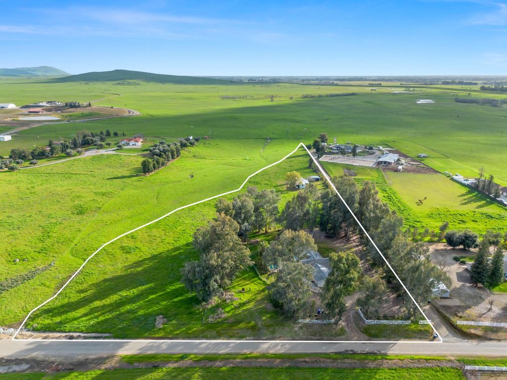 Image 40 of property listing at 14295 E Nees Avenue, Clovis, CA 93619