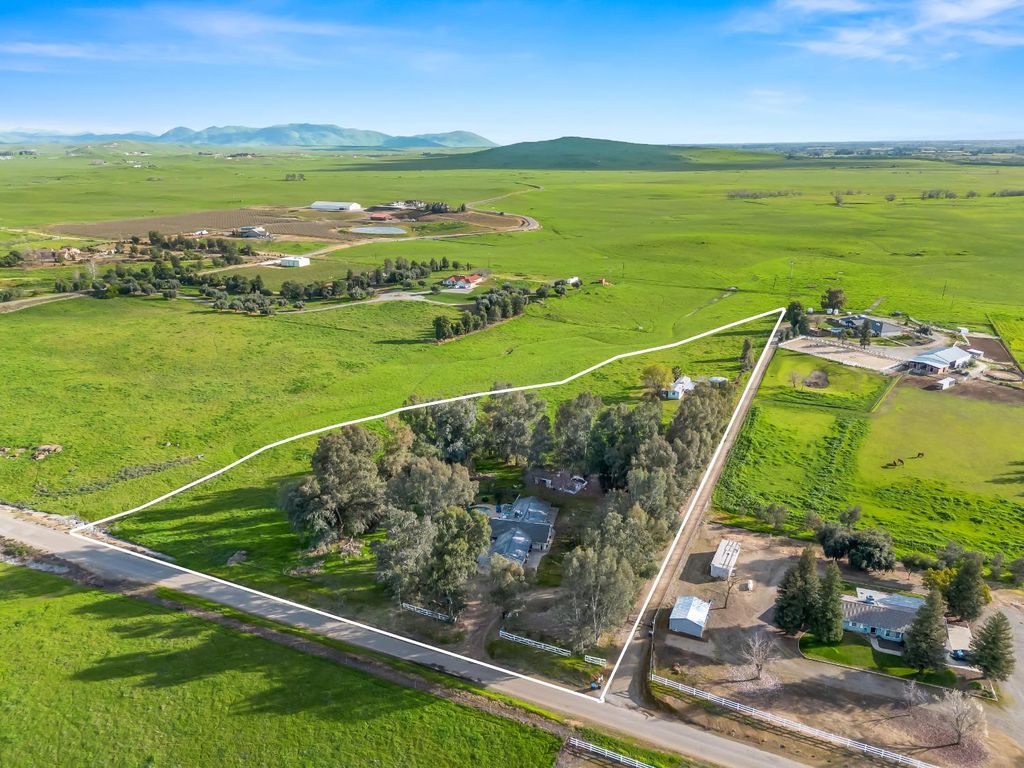 Image 41 of property listing at 14295 E Nees Avenue, Clovis, CA 93619