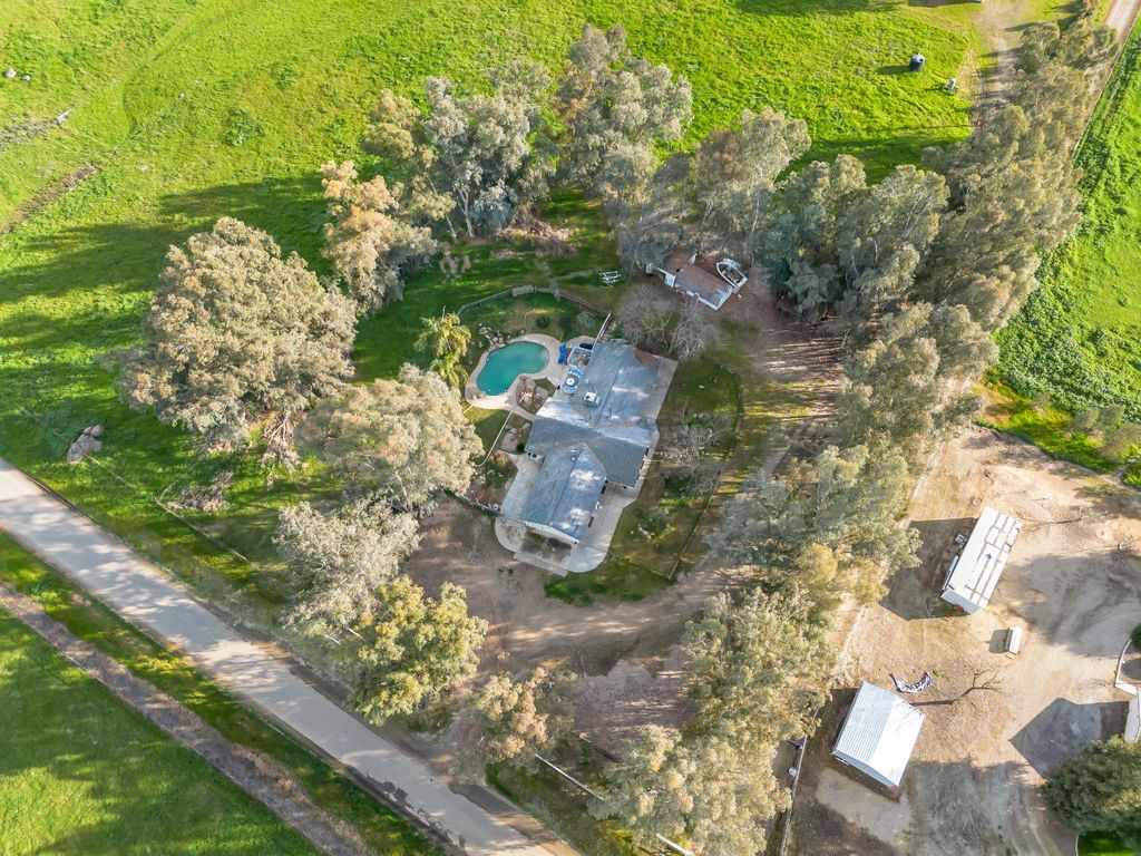 Image 42 of property listing at 14295 E Nees Avenue, Clovis, CA 93619