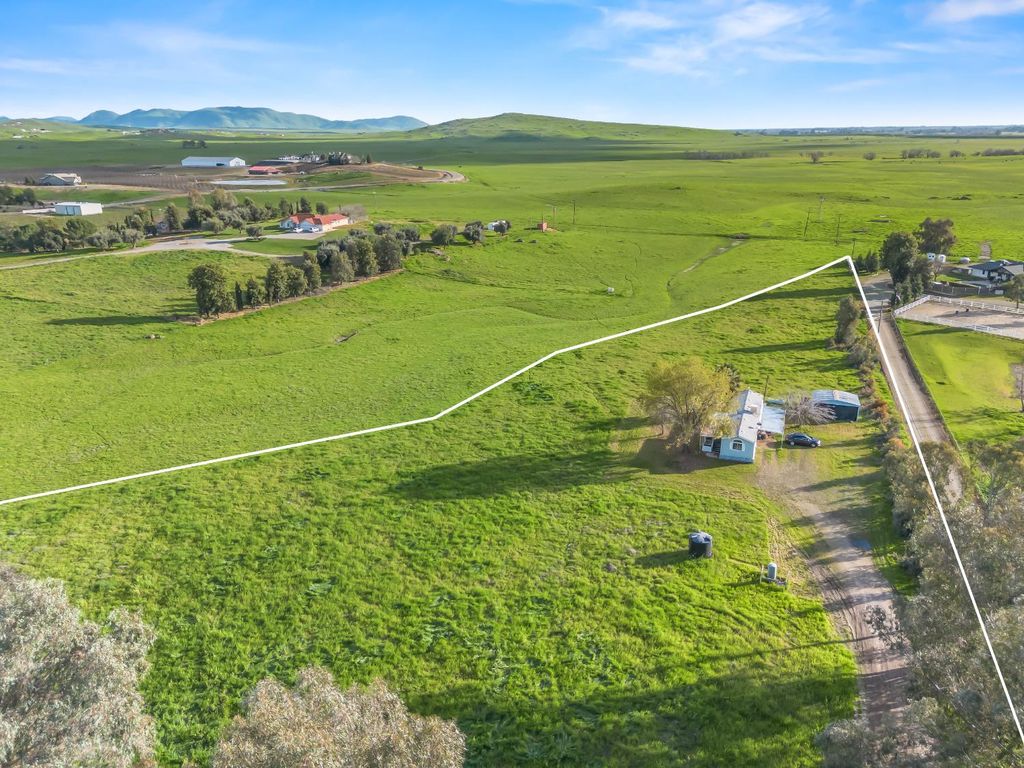 Image 43 of property listing at 14295 E Nees Avenue, Clovis, CA 93619