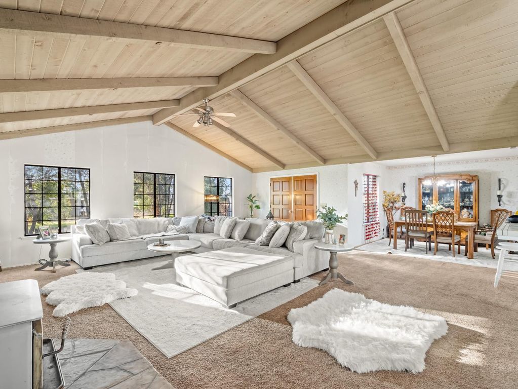 Image 5 of property listing at 14295 E Nees Avenue, Clovis, CA 93619