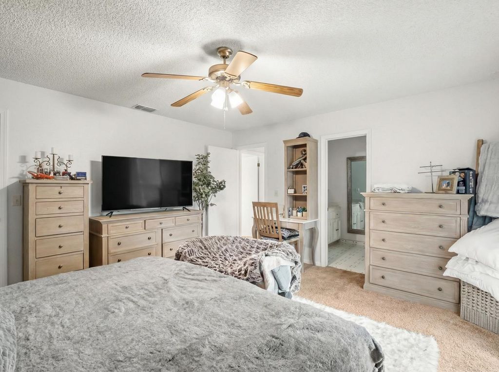 Image 9 of property listing at 14295 E Nees Avenue, Clovis, CA 93619