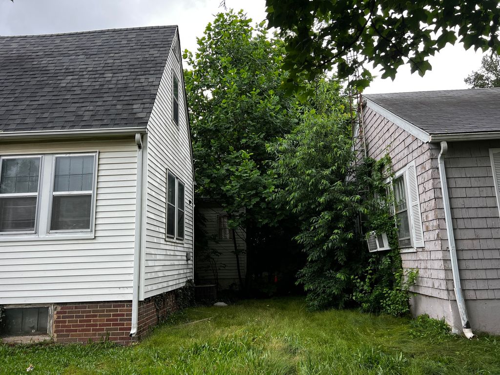 Image 4 of property listing at 605 S 24th Street, Mt Vernon, IL 62864