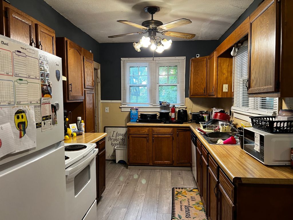Image 7 of property listing at 605 S 24th Street, Mt Vernon, IL 62864