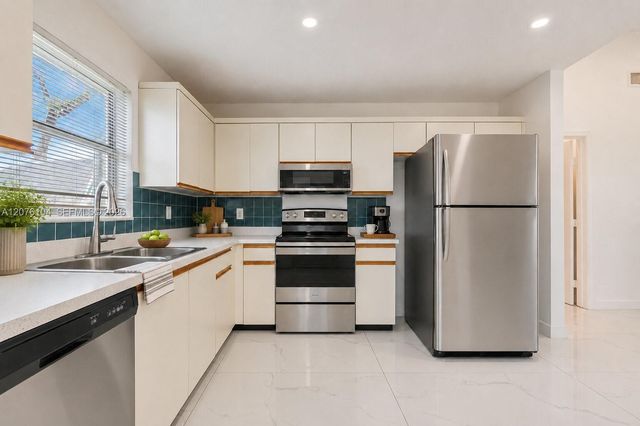 2215 SE 7th Place, Homestead, FL 33033