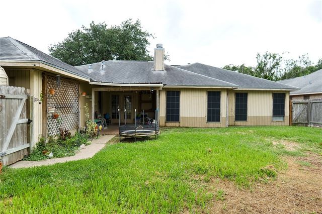 2910 Persimmon St, Corpus Christi, TX 78415
