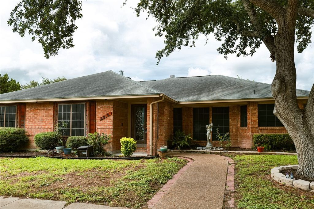2910 Persimmon St, Corpus Christi, TX 78415
