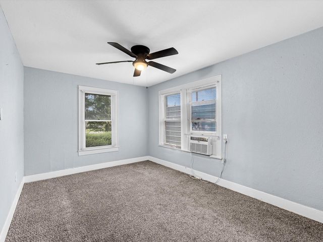 312 N Magnolia Street, Highlands, TX 77562