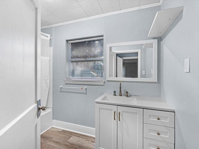 312 N Magnolia Street, Highlands, TX 77562