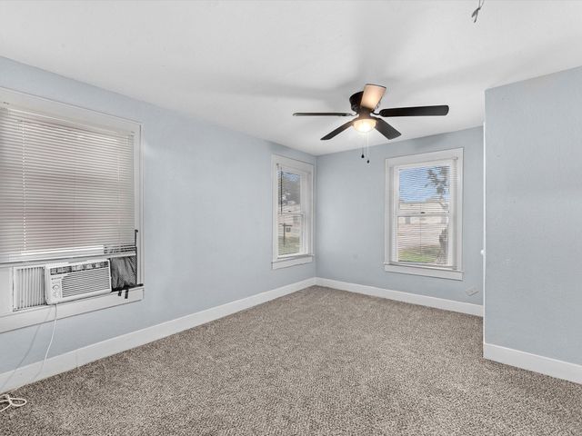 312 N Magnolia Street, Highlands, TX 77562