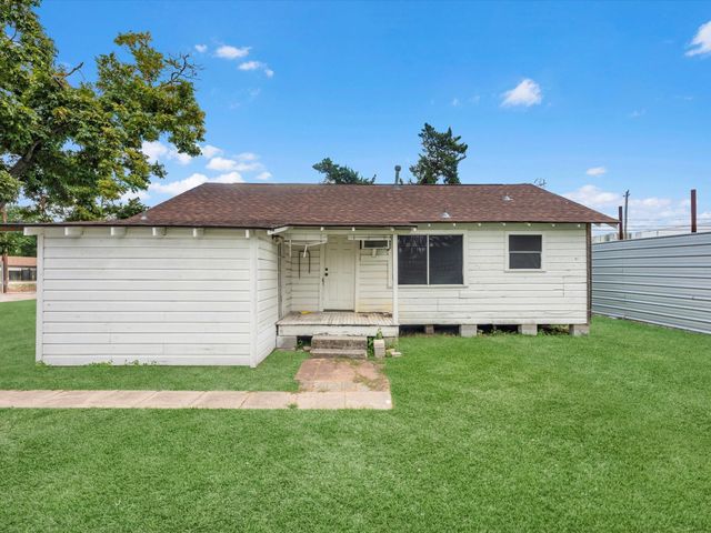 312 N Magnolia Street, Highlands, TX 77562