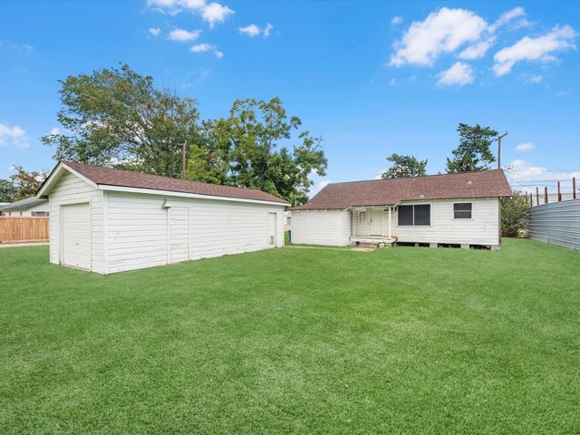 312 N Magnolia Street, Highlands, TX 77562