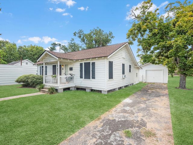 312 N Magnolia Street, Highlands, TX 77562