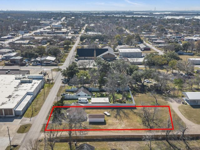 312 N Magnolia Street, Highlands, TX 77562