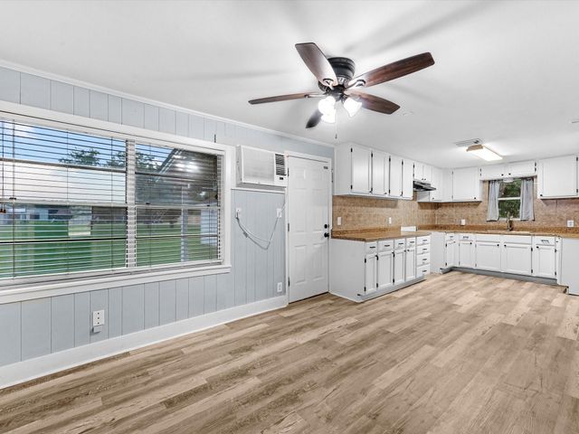 312 N Magnolia Street, Highlands, TX 77562