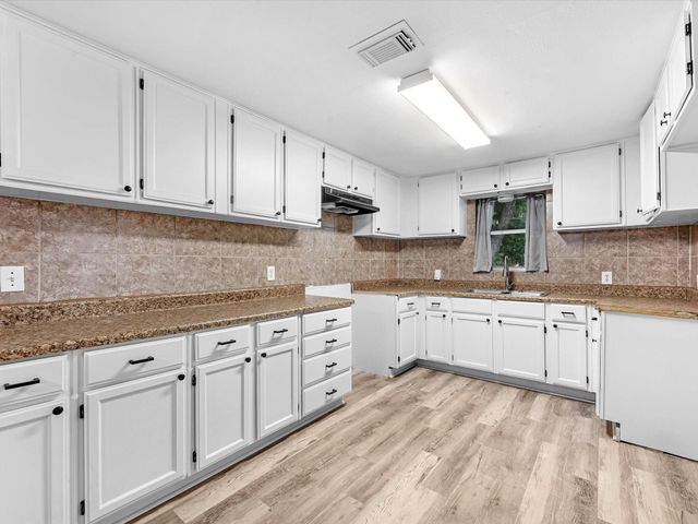 312 N Magnolia Street, Highlands, TX 77562