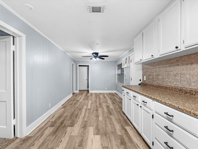 312 N Magnolia Street, Highlands, TX 77562