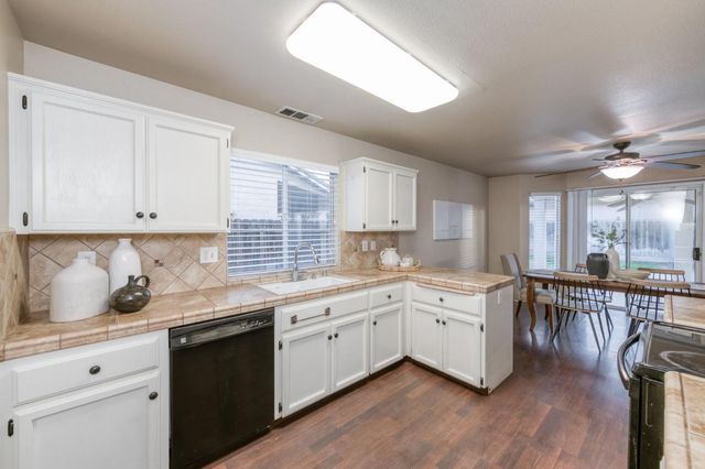 5233 W Browning Avenue, Fresno, CA 93722