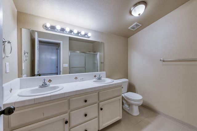 5233 W Browning Avenue, Fresno, CA 93722