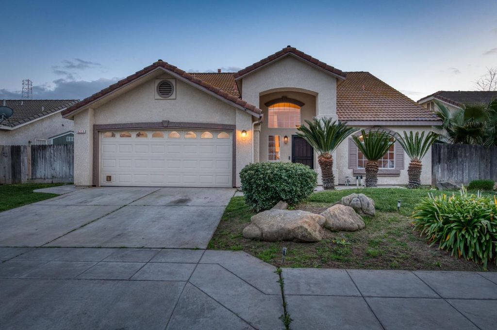 5233 W Browning Avenue, Fresno, CA 93722