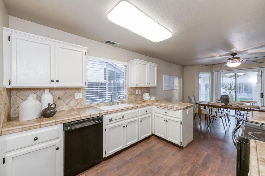 Image 11 of property listing at 5233 W Browning Avenue, Fresno, CA 93722