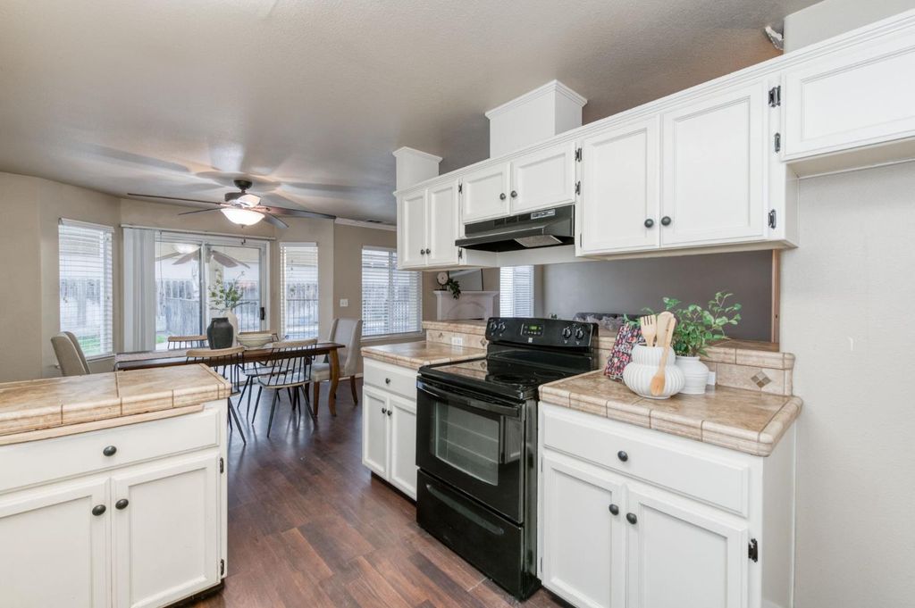 Image 12 of property listing at 5233 W Browning Avenue, Fresno, CA 93722