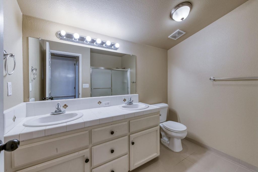 Image 21 of property listing at 5233 W Browning Avenue, Fresno, CA 93722