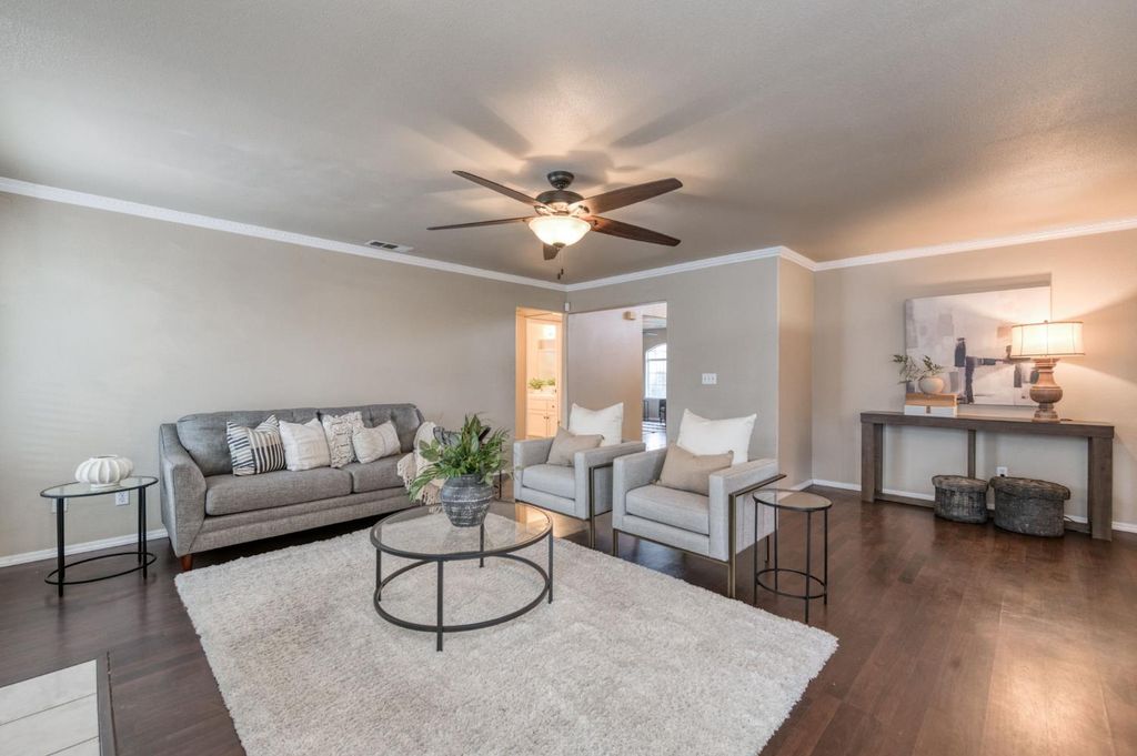 Image 5 of property listing at 5233 W Browning Avenue, Fresno, CA 93722