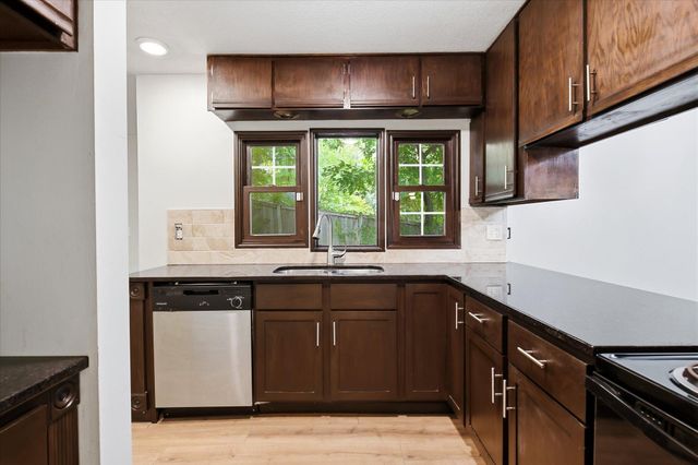 2280 E Medicine Lake Boulevard, Plymouth, MN 55441