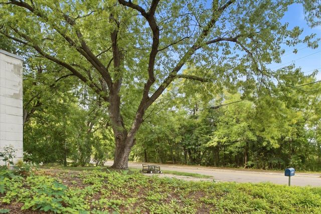 2280 E Medicine Lake Boulevard, Plymouth, MN 55441
