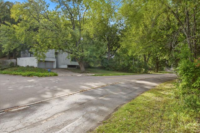 2280 E Medicine Lake Boulevard, Plymouth, MN 55441