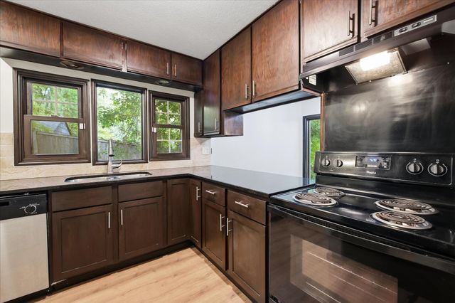 2280 E Medicine Lake Boulevard, Plymouth, MN 55441
