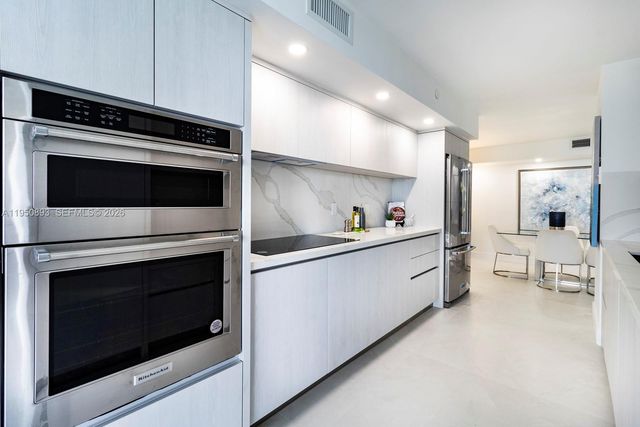 1000 SE Quayside Ter 1205, Miami, FL 33138