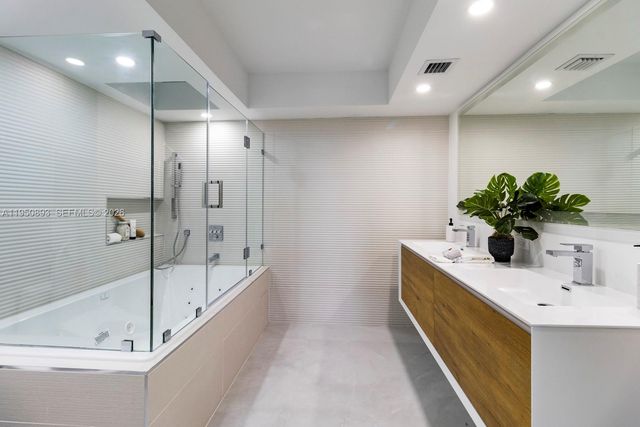 1000 SE Quayside Ter 1205, Miami, FL 33138