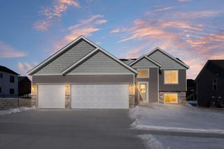 2009 Goldenray Drive, Faribault, MN 55021