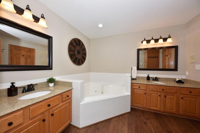 W263N2345 Deer Haven DRIVE, Pewaukee, WI 53072
