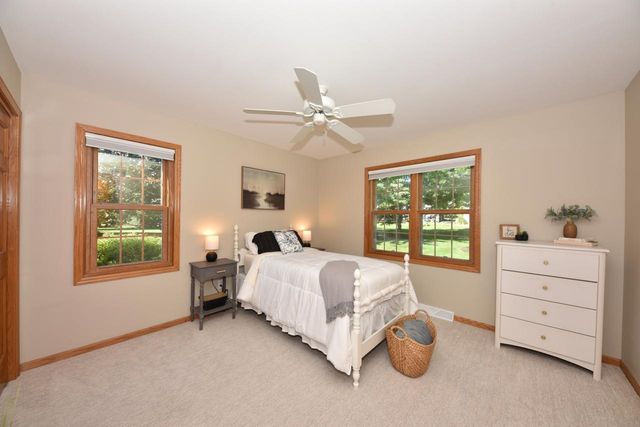 W263N2345 Deer Haven DRIVE, Pewaukee, WI 53072