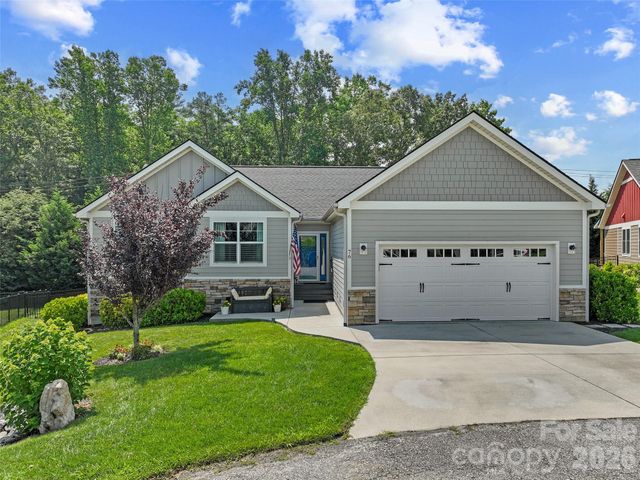 76 S Anvil Avenue, Hendersonville, NC 28792